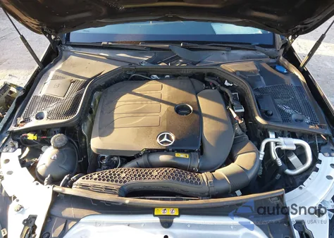 2020 Mercedes-Benz C 300 z USA, uszkodzony, nr VIN 55SWF8DB1LU323688